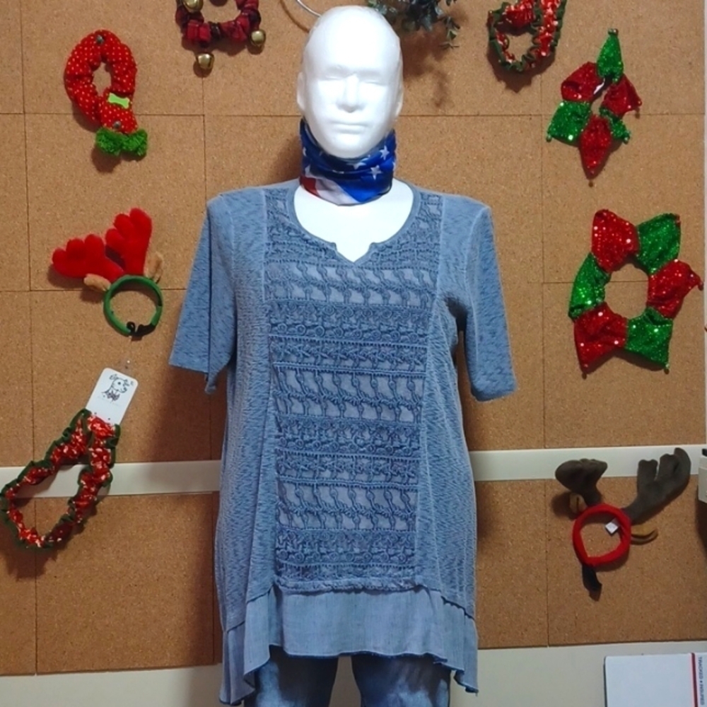 Cato est. 1946 womens top size 18/20 in a beautiful gray polyester and rayon ble